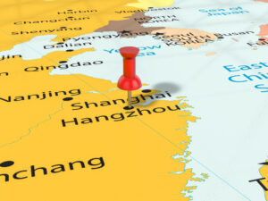 長江デルタの拡大地図上で、上海市北方の杭州市に赤いピンが刺さっている