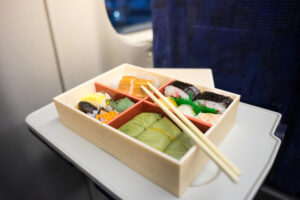 新幹線内でひろげられた駅弁