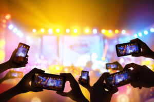 写真：スマホで撮影する人々