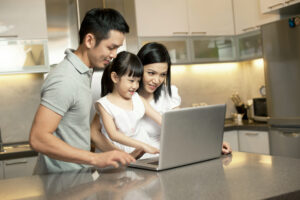 家族三人でパソコンをのぞき込む様子
