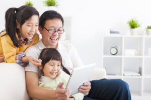 タブレットを見る親子三人