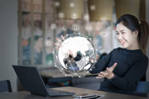 パソコンの前で両手を広げる女性