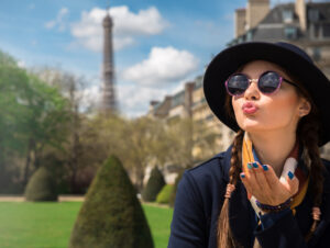 パリで休暇を楽しむサングラスをかけたアジア人女性