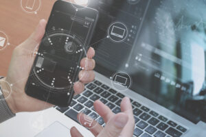 パソコン、須磨夫と浮かび上がるネットワークの図