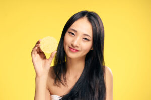 頬杖をつきながら微笑む黒髪の女性