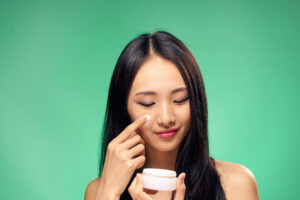 フェイスクリームを塗る女性