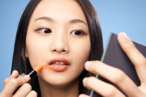 リップを塗る女性