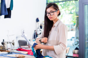 服を製作している女性