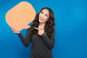 吹き出しを持ったロングウェーブヘアの女性