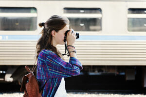 プラットフォームでカメラを構える女性