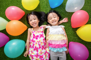 風船に囲まれ笑顔の女の子二人