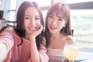 自撮りツーショットの女性二人